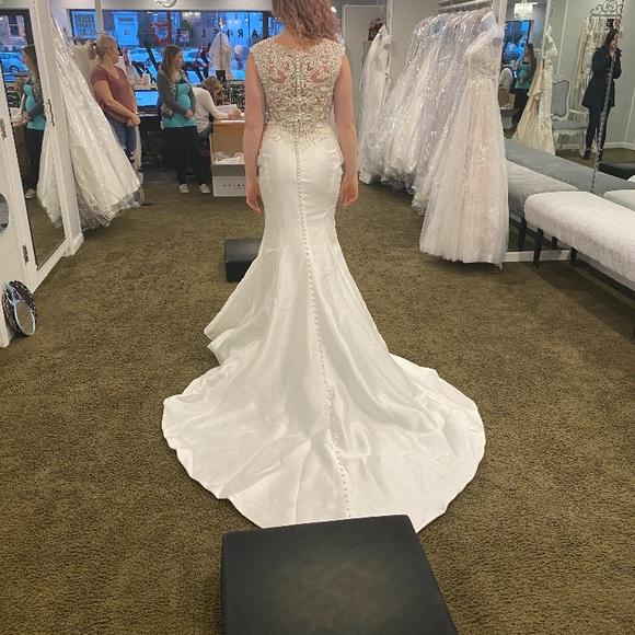 New Maggie Sottero Janelle Bridal Gown, Wedding 8 - Picture 3 of 9